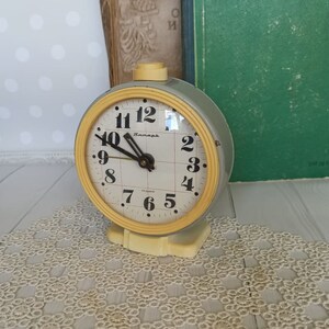 Vintage inredning sovjetisk väckarklocka grå bordsklocka Provence mekanisk skrivbordsklocka Vintage heminredning Retroklocka Sovjetunionen bild 6