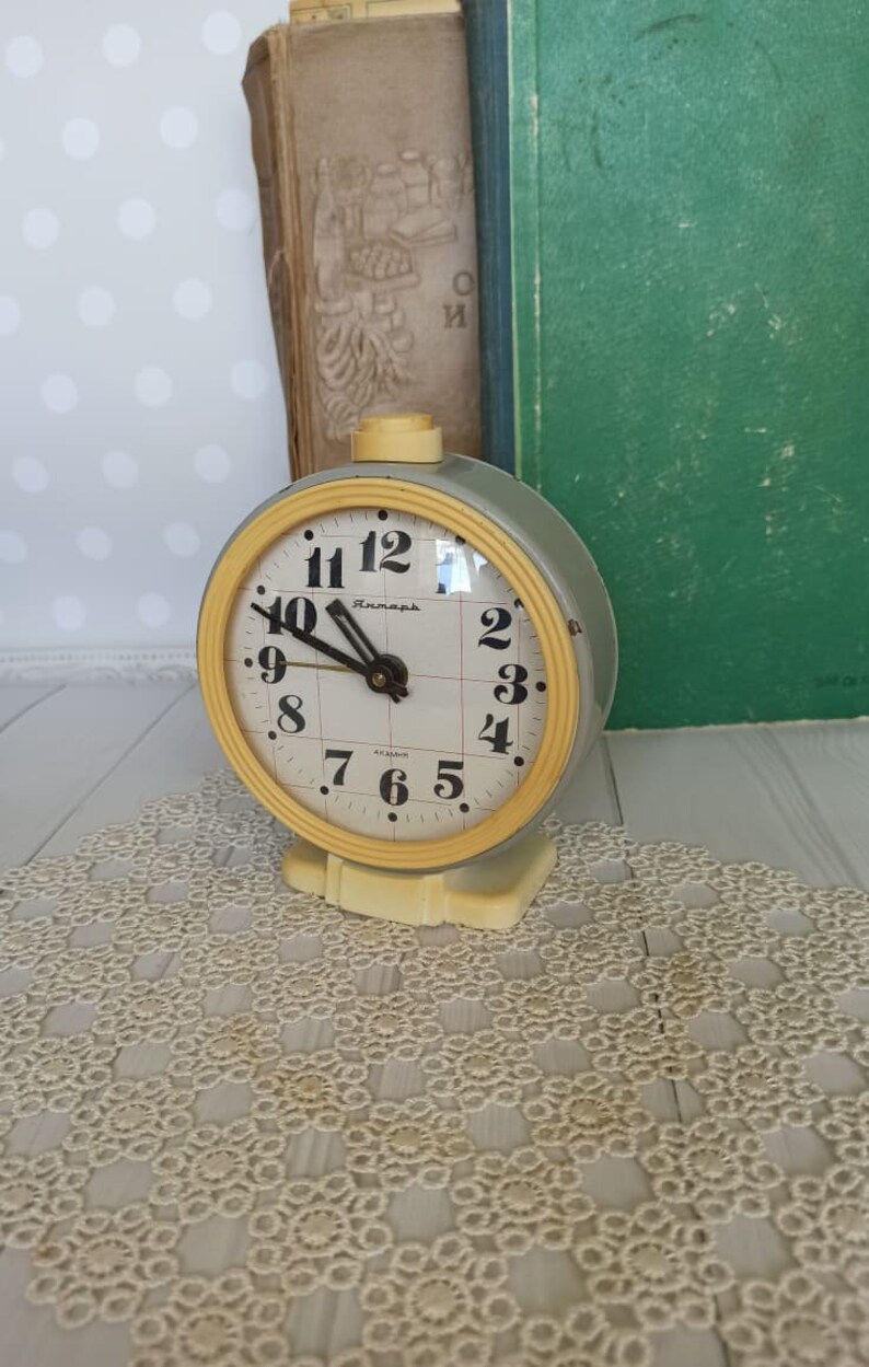 Vintage inredning sovjetisk väckarklocka grå bordsklocka Provence mekanisk skrivbordsklocka Vintage heminredning Retroklocka Sovjetunionen bild 6