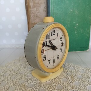 Vintage inredning sovjetisk väckarklocka grå bordsklocka Provence mekanisk skrivbordsklocka Vintage heminredning Retroklocka Sovjetunionen bild 5