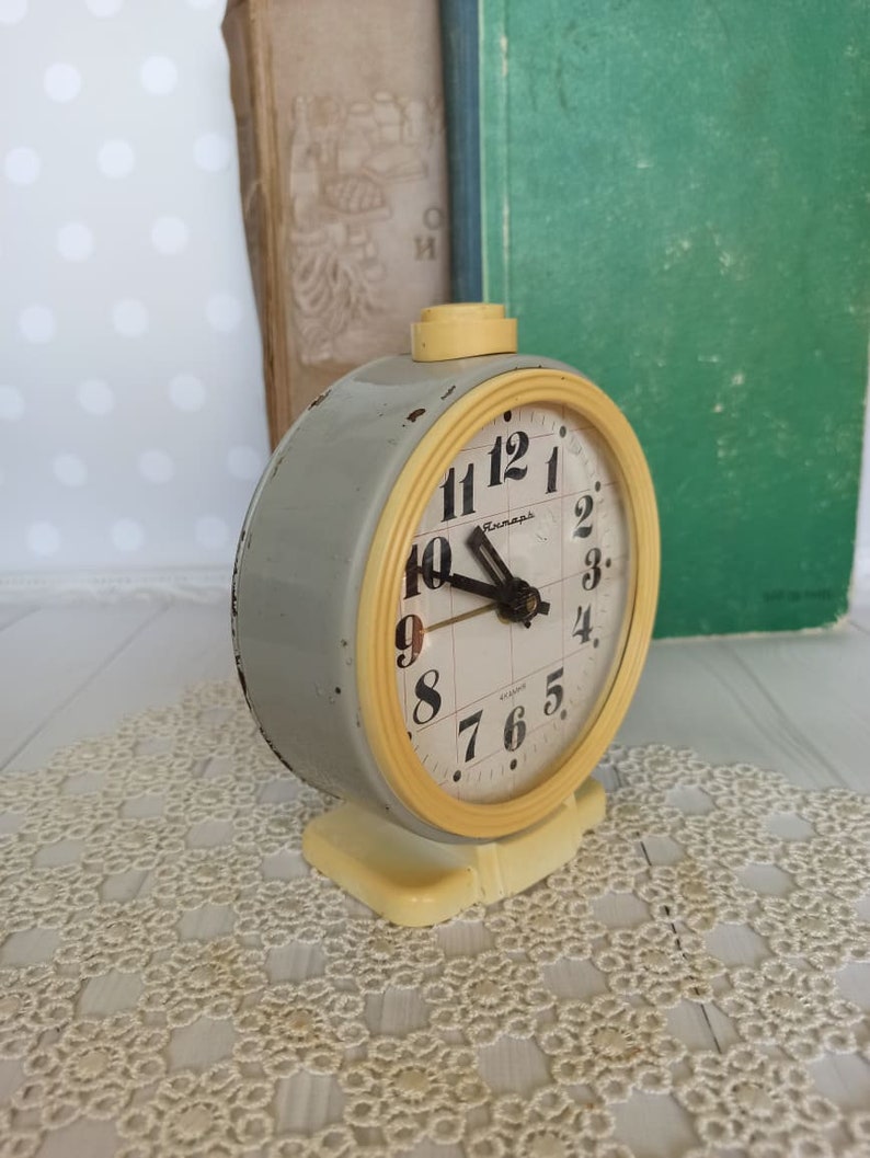 Vintage inredning sovjetisk väckarklocka grå bordsklocka Provence mekanisk skrivbordsklocka Vintage heminredning Retroklocka Sovjetunionen bild 5