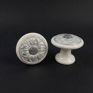 Ensemble de poignées de porte vintage en céramique blanche, boutons de porte anciens, décoration intérieure vintage.