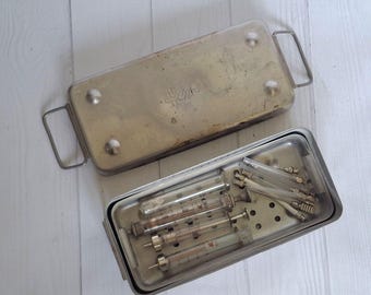Conjunto de seringas médicas soviéticas de vidro vintage não utilizadas em caixa esterilizadora URSS 1987 Seringa médica antiga Equipamento médico soviético Vintage Medical