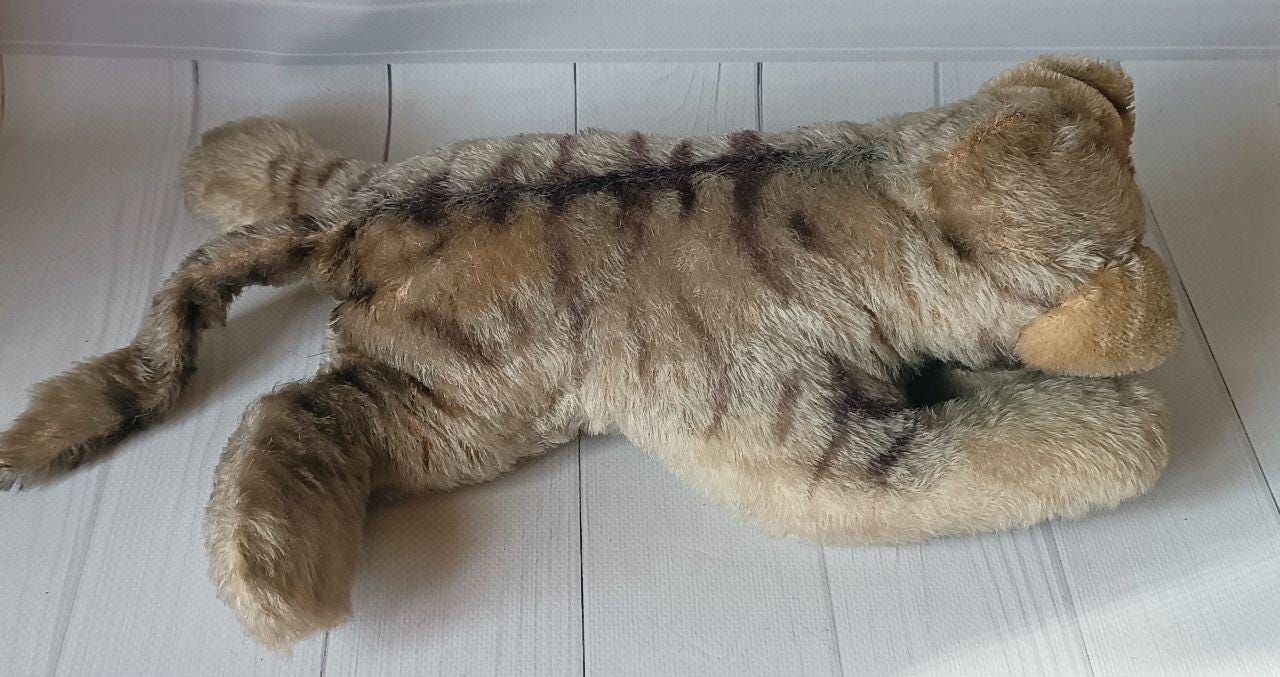 Steiff Floppy Sleeping Cat 5607/28, With Button and Flag, Old Soft
