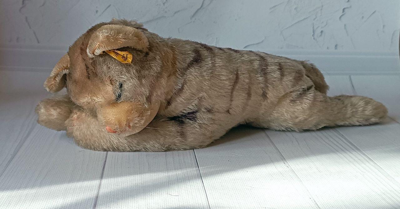 Steiff Floppy Sleeping Cat 5607/28, With Button and Flag, Old Soft