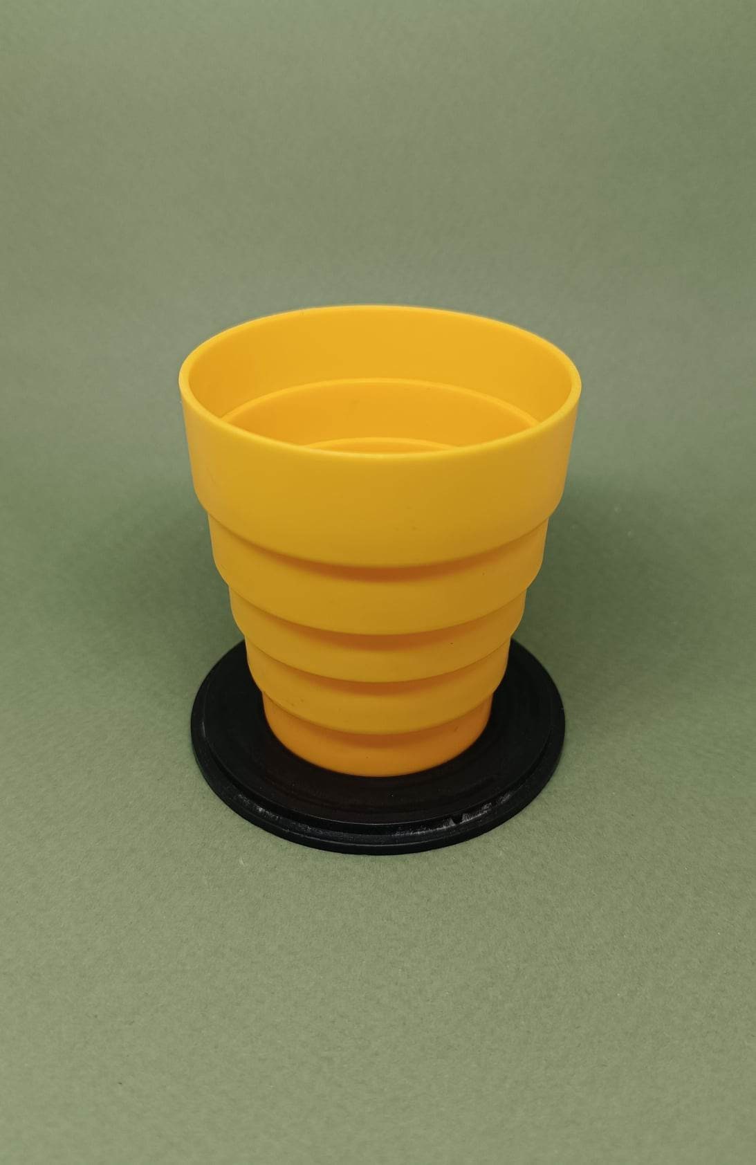 Tasse pliante URSS : un indispensable du voyage des années 80 avec un design grue - France Tasse pliante URSS : un indispensable du voyage des années 80 avec un design grue - France