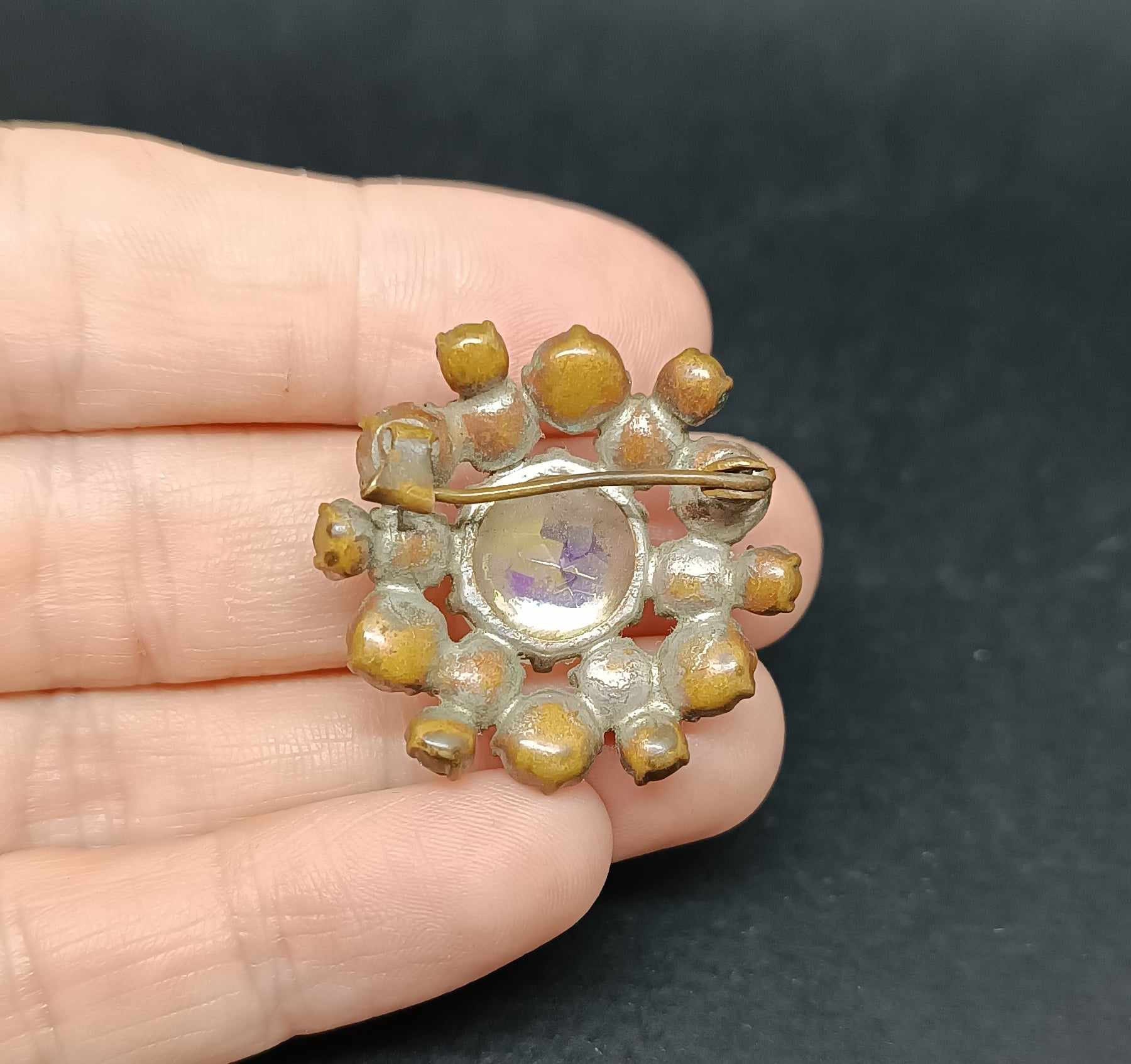 ヴィンテージチェコ虹色ガラスブローチ - Etsy 日本