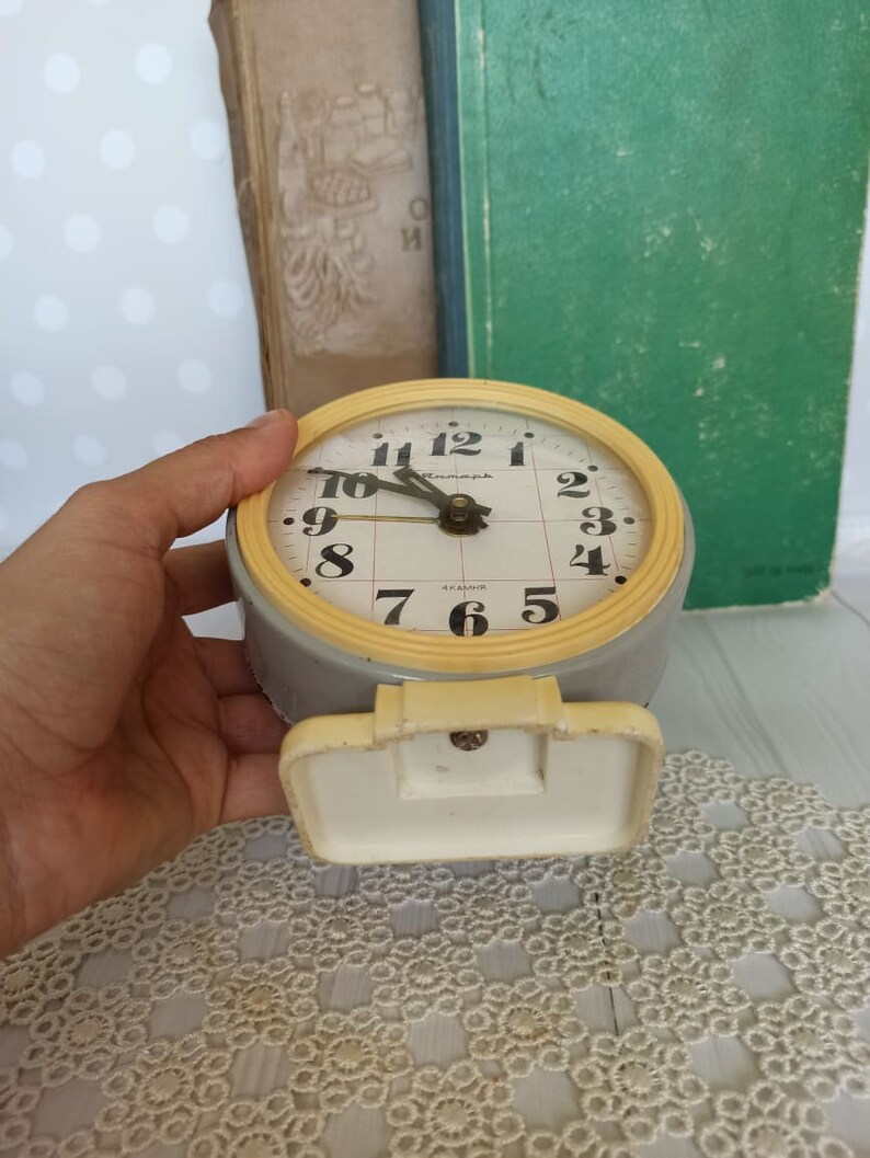 Vintage inredning sovjetisk väckarklocka grå bordsklocka Provence mekanisk skrivbordsklocka Vintage heminredning Retroklocka Sovjetunionen bild 3