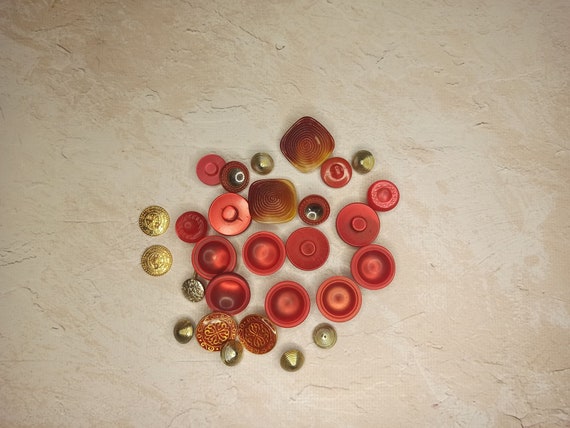 Lot De 18 Boutons Anciens Vintage Rouge Brique - Pour Couture Ou Création - Occasion