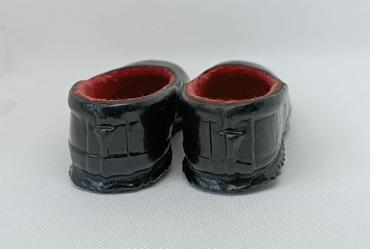 Ausstellung für Alte Auropäische Puppen Antique Doll Galoshes Rare Find Museum Exhibit USSR Doll Rubber