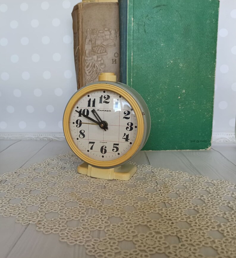 Vintage inredning sovjetisk väckarklocka grå bordsklocka Provence mekanisk skrivbordsklocka Vintage heminredning Retroklocka Sovjetunionen bild 2