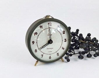 Vintage 70-tals vintage heminredning Retroklocka Sovjetunionen Vintage inredning Sovjetisk väckarklocka Grå bordsklocka Mekanisk skrivbordsklocka