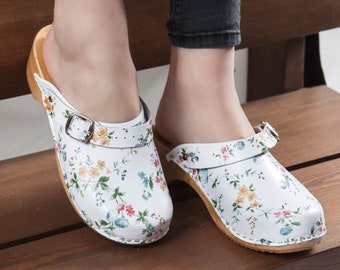 Swedish Floral Pattern Leather White Clogs, Low Heel Wood Women Winter Clogs, Garden Sandals, Handmade Moccasins Clogs Boots for Her