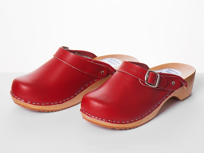 trendy clogs for women