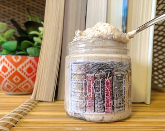Bookish Babe Scrub Schiumogeno allo Zucchero - Con Veri Fondi di Caffè - PIÙ Segnalibro GRATUITO