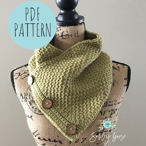 Könnte beinhalten: Ein grünes Häkel-Kragen mit Holz-Knöpfen. Der Kragen wird auf einer Puppe mit einem bedruckten Stoffhintergrund gezeigt. Der Text "PDF PATTERN" befindet sich in einem Kreis über dem Kragen.