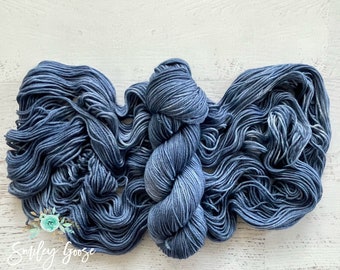 Fil teint à la main, fil bleu, coloris : bleu OOAK, fil de poids Dk #3, fil panaché, laine mérinos Superwash, prêt à expédier