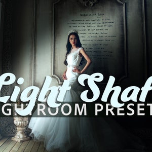 Op de afbeelding: Een vrouw in een witte bruidsjurk staat voor een muur met een handgeschreven inscriptie. De tekst "Light Shaft Lightroom Presets" is over de afbeelding gelegd.