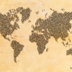 Może przedstawiać: Mapa świata utworzony z setek małych ludzi, na tle vintage'owym, teksturalnym, beżowym. Tekst "Meedart Fine Art Print" znajduje się w prawym dolnym rogu.