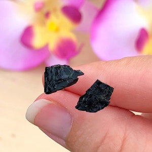 Pequenos brincos de turmalina preta crua, pedra natural áspera, pedra preciosa, cristal, pedra de nascimento de outubro, proteção, presente de positividade
