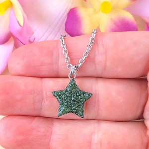 Green Emerald Star Necklace Celestial Crystal Charm Choker Raw Natural Stone Necklace Gemstone Choker May Birthday Gifts Her Birthstone
