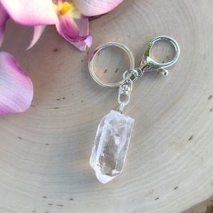 Bergkristalsleutelhanger, natuurlijke kwartssleutelhanger, kwartssleutelhanger, sleutelhanger helende steen, sleutelbedel, liefhebber van helende kristallen, Wicca-cadeaus