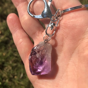 Llaveros de amatista en bruto, llavero, llavero, piedra, cristal curativo, protección, calma, chakra de la corona, ansiedad, sobriedad, regalo para mujeres