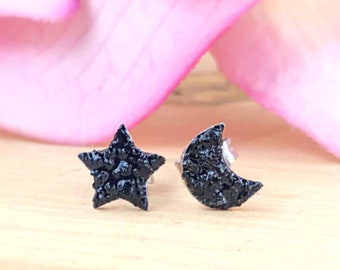 Pequeños pernos de estrella y luna de turmalina negra, aretes celestiales, no coincidentes, media luna, mitad, piedra preciosa, cristal crudo, piedra natural, protección