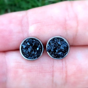 Rohe Hämatit Silber Ohrstecker, runde zerkleinerte Edelstein Ohrstecker, Kristall Heilung, Rohstein Post Rock, Beruhigung, Angst, Positivität, Geschenk