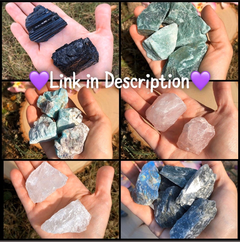 Peut inclure: Un collage de pierres pr&eacute;cieuses brutes, dont de la tourmaline noire, de l'aventurine verte, de la turquoise, du quartz rose, du quartz clair et du kyanite bleu. Le texte "Link in Description" est superpos&eacute;.