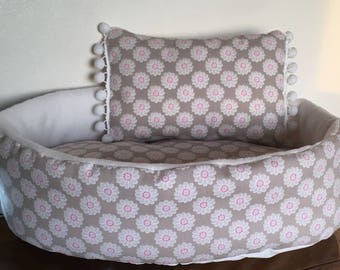 Cat bed Clarke and Clarke Daisy Taupe pattern fabric, Ivory fleece inside, super cosy