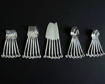 30-piece cutlery set with aesthetically pleasing swirling spiral design – 18/10 stainless steel, silver finish – mid-century modernist style, 1980s
