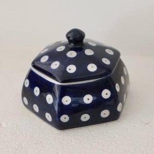 Caja de cerámica vintage de Bolesławiec con forma hexagonal de lunares azules y blancos, joyero artesanal polaco, decoración retro.