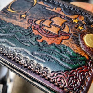 Cartera fina de cuero repujado - "Luz guía". Hecha a mano con cuero italiano del Viejo Mundo, con un faro y un barco.