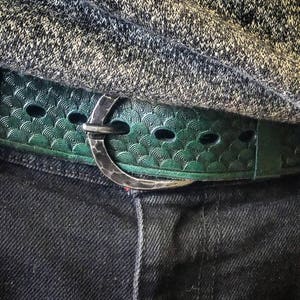 Werkzeugter Ledergürtel mit Bullseye-Fischschuppen und geschmiedeter Eisennachtel.