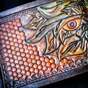 Billetero de hombre verde: Cuero de estilo fantasía con estampado con hombre verde celta y panal.
