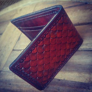 Cartera plegable personalizada hecha a mano con patrón de concha festoneada. Fabricado con cuero italiano de primera calidad.
