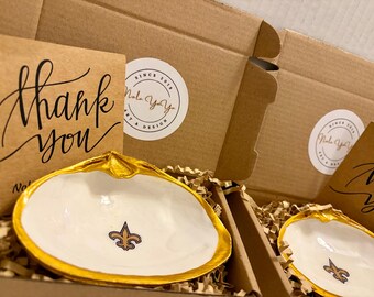 Plato decorativo o de baratijas con forma de flor de lis de los New Orleans Saints (incluye un dije de flor de lis).