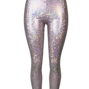 Może przedstawiać: Srebrne legginsy z holograficznym, tęczowym wzorem.