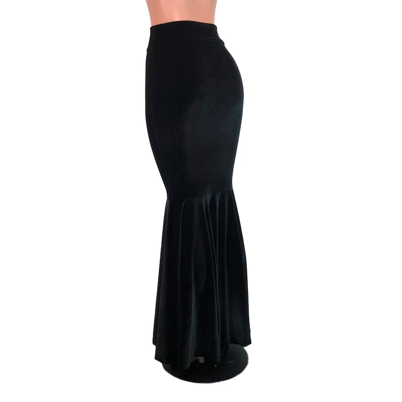 Peut inclure: Une jupe de sir&egrave;ne en velours noir avec une taille haute et un ourlet bouffant et fluide.