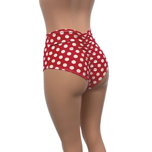 Puede incluir: Pantalones cortos rojos de cintura alta con lunares blancos. Los pantalones cortos tienen una parte trasera fruncida.