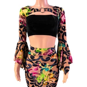 Top Pixie Bolero com Argola - Fantasia de Fada com Manga Sino e Veludo Burnout Floral Preto | Traje para Festival, Roupas para Rave
