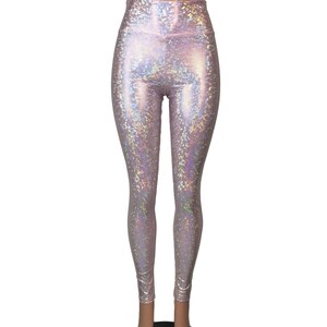 Może przedstawiać: Legginsy z wysokim stanem z holograficznym, tęczowym wykończeniem w jasnor&oacute;żowym kolorze. Legginsy są wykonane z elastycznego, wygodnego materiału i mają dopasowany kr&oacute;j.