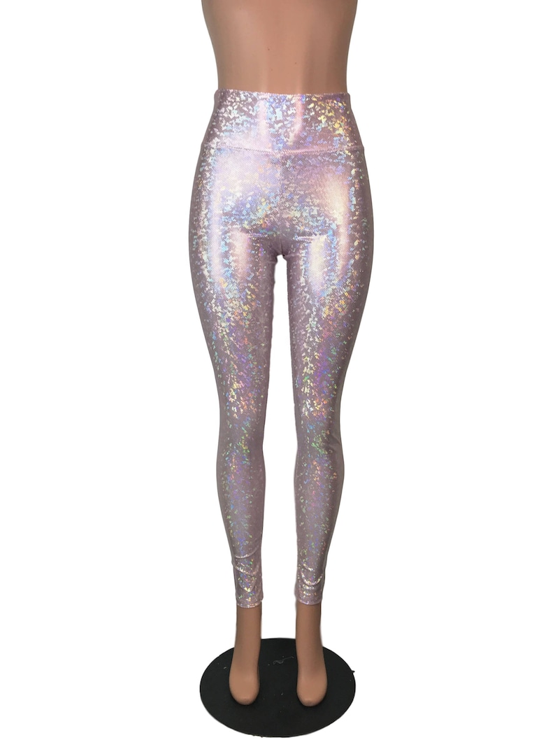 Może przedstawiać: Legginsy z wysokim stanem z holograficznym, tęczowym wykończeniem w jasnor&oacute;żowym kolorze. Legginsy są wykonane z elastycznego, wygodnego materiału i mają dopasowany kr&oacute;j.