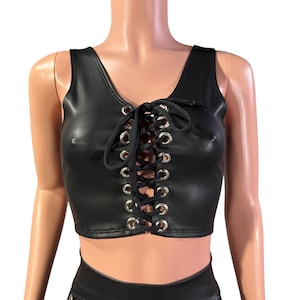 レースアップ クロップトップ - マットブラック メタリック スパンデックス | フェイクレザー コルセットトップ - レイブ クロップトップ - フェスティバル アウトフィット