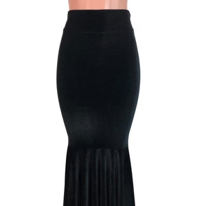 Peut inclure: Une jupe de sir&egrave;ne noire &agrave; taille haute avec un ourlet fluide et pliss&eacute;.