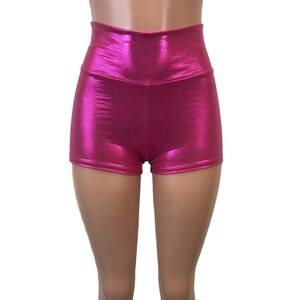 Puede incluir: Pantalones cortos de cintura alta de color rosa met&aacute;lico con acabado brillante.