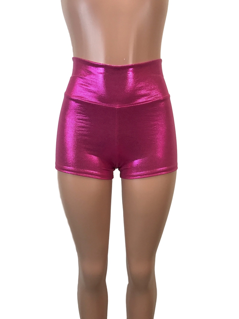 Puede incluir: Pantalones cortos de cintura alta de color rosa met&aacute;lico con acabado brillante.