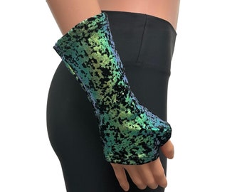 Könnte beinhalten: Ein schwarzer und grüner Fingerlos-Handschuh mit glitzerndem, irisierendem Finish. Der Handschuh ist aus weichem, dehnbarem Stoff und hat ein Daumenloch.