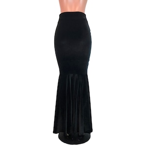 Peut inclure: Une jupe de sir&egrave;ne en velours noir avec une taille haute et un ourlet ample et &eacute;vas&eacute;.