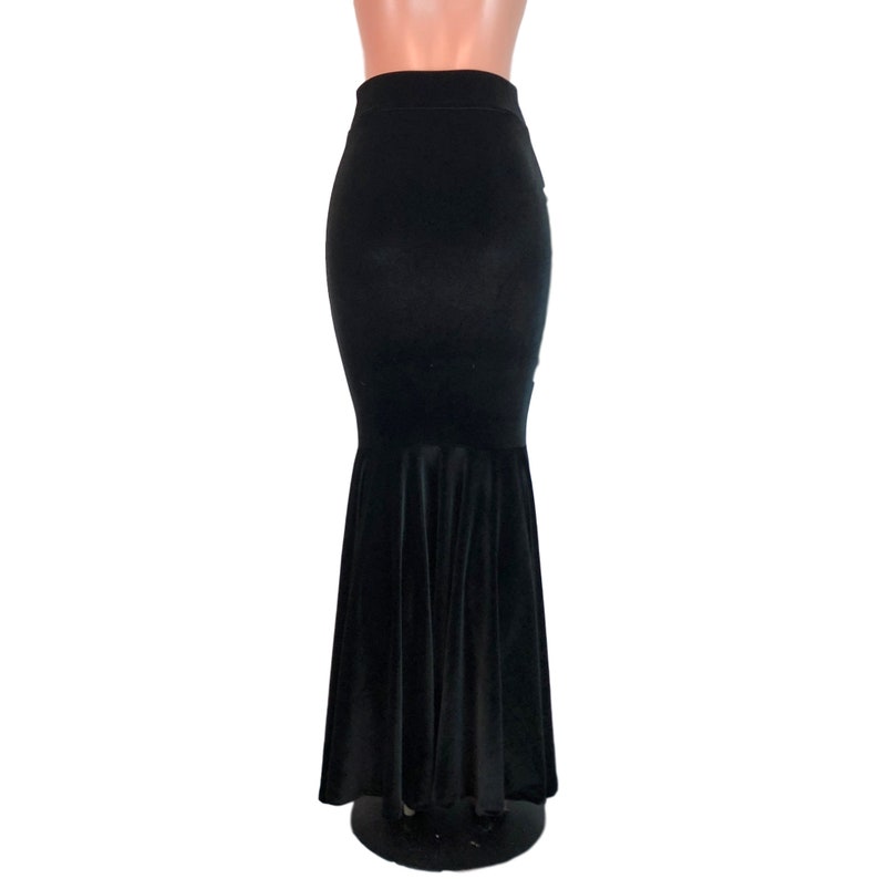 Peut inclure: Une jupe de sir&egrave;ne en velours noir avec une taille haute et un ourlet ample et &eacute;vas&eacute;.